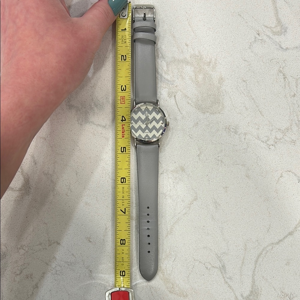 🎄 Gray Chevron Pattern Watch - Picture 2 of 9